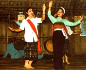 Filles en costumes traditionnels Hmongs