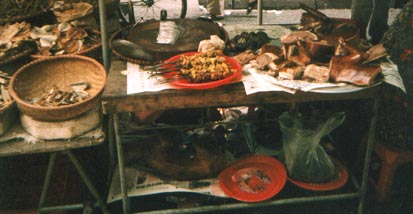 Sur l'�tag�re du bas, un chien roti ! Miam